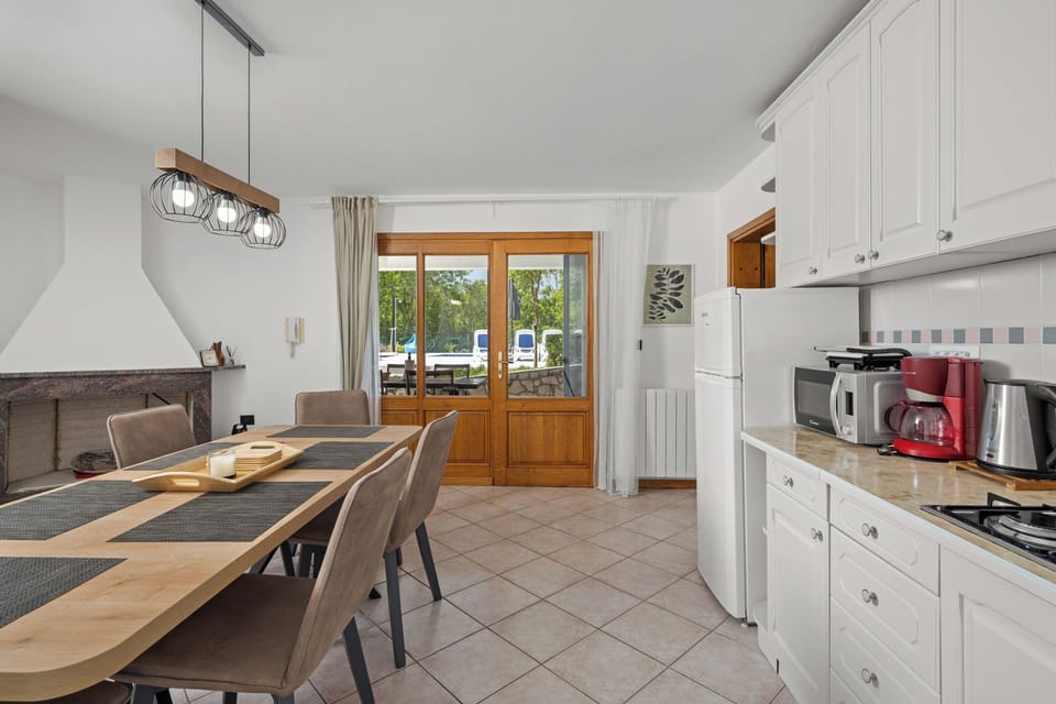 House | Private kitchen | Fridge, microwave, oven, stovetop