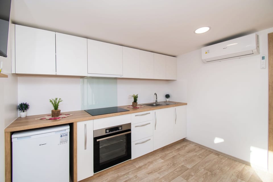 House | Private kitchen | Fridge, oven, stovetop, electric kettle