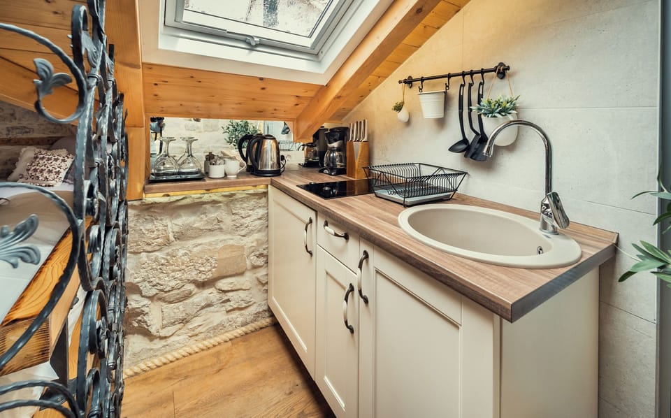 Studio (A1) | Private kitchen | Fridge, stovetop, espresso maker, electric kettle