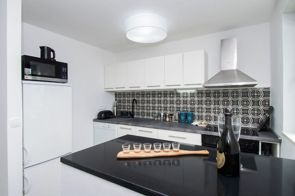 House | Private kitchen | Fridge, microwave, oven, stovetop