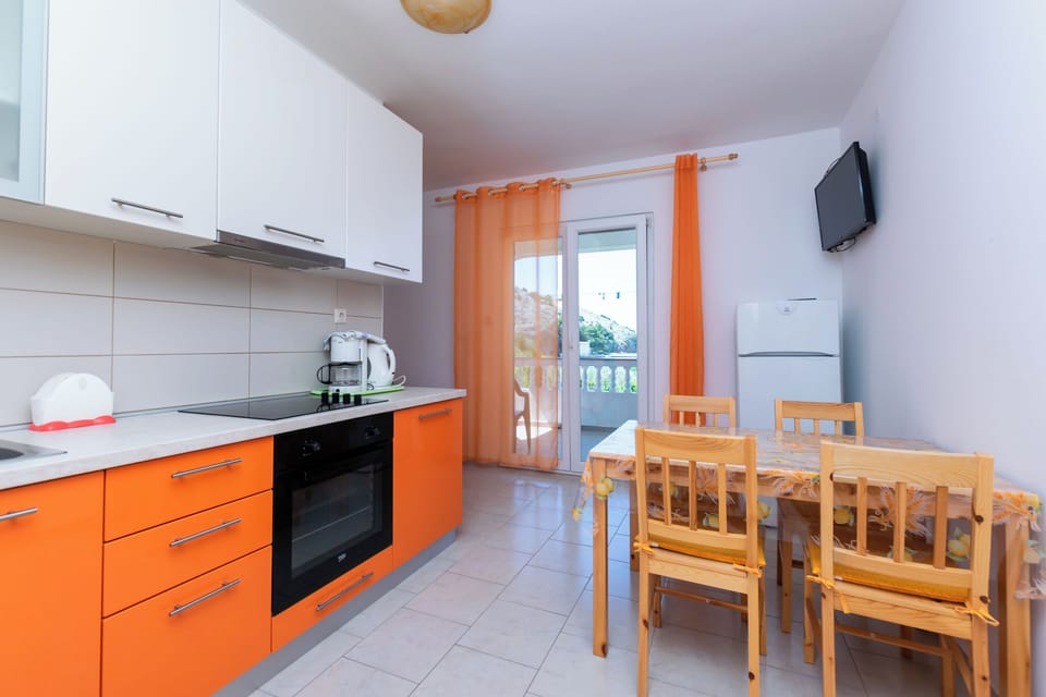Apartment (A5) | Private kitchen | Fridge, oven, stovetop, espresso maker