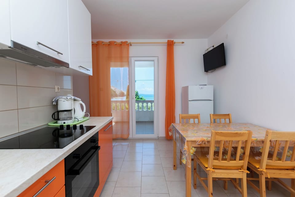Apartment (A5) | Private kitchen | Fridge, oven, stovetop, espresso maker