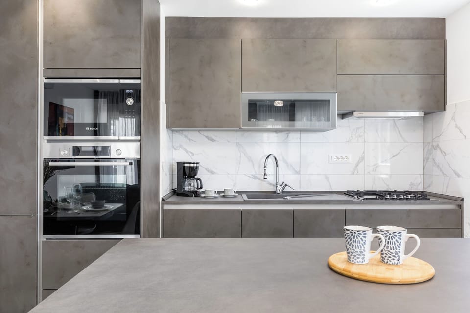 Apartment (A1) | Private kitchen | Fridge, microwave, oven, stovetop