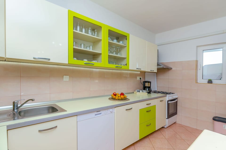 House | Private kitchen | Fridge, microwave, oven, stovetop