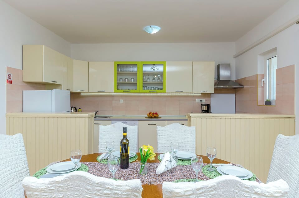 House | Private kitchen | Fridge, microwave, oven, stovetop