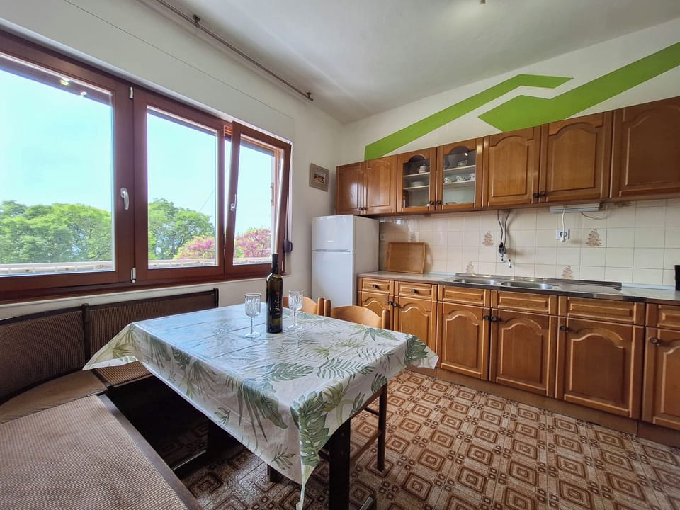 Apartment (A1) | Private kitchen | Fridge, microwave, oven, stovetop
