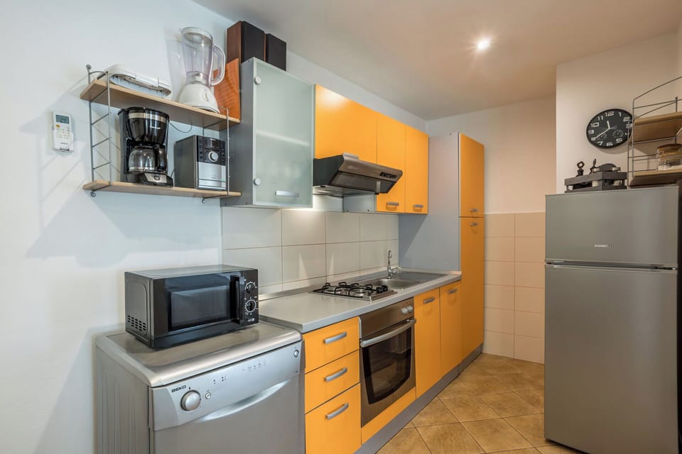 House | Private kitchen | Fridge, microwave, oven, stovetop