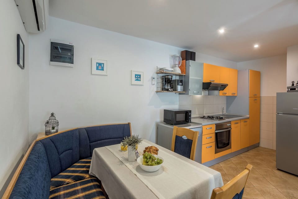 House | Private kitchen | Fridge, microwave, oven, stovetop