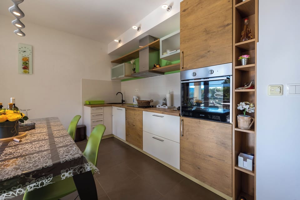 Apartment (A1) | Private kitchen | Fridge, oven, stovetop, dishwasher