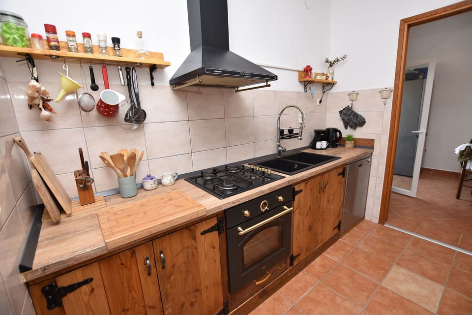 House | Private kitchen | Fridge, microwave, oven, stovetop