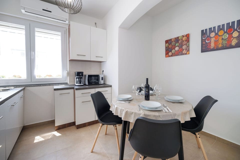 Apartment (A1) | Private kitchen | Fridge, microwave, oven, stovetop