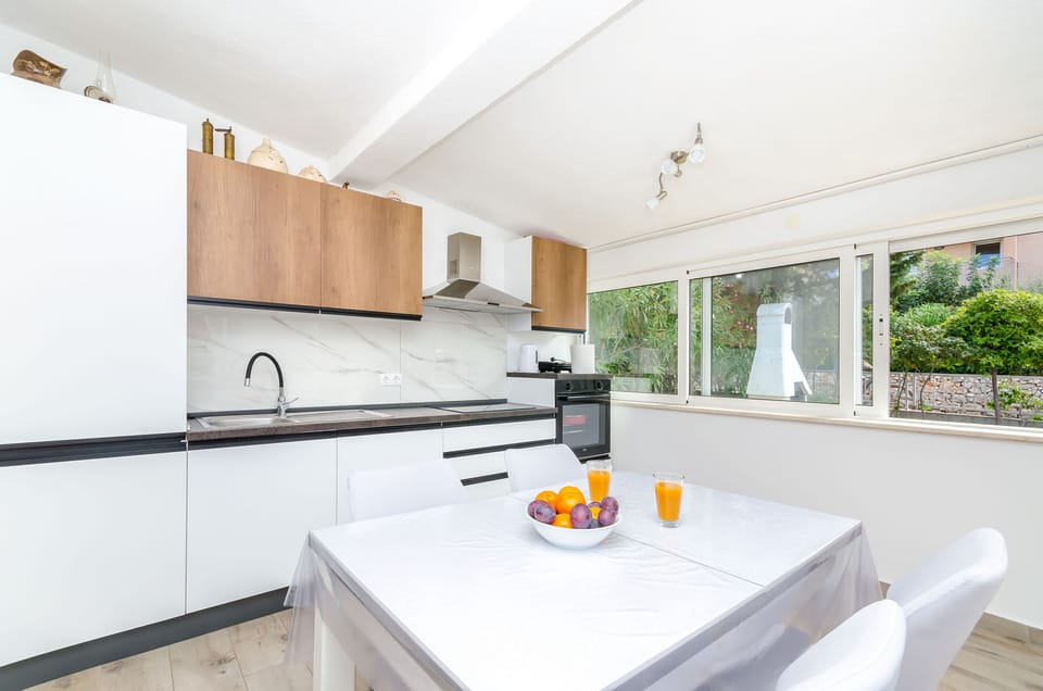Apartment (A1) | Private kitchen | Fridge, oven, stovetop, dishwasher