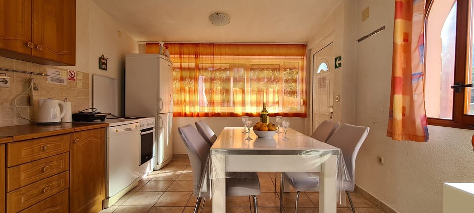 Apartment (A1) | Private kitchen | Fridge, oven, stovetop, dishwasher