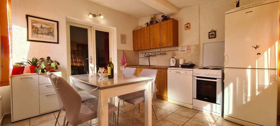 Apartment (A1) | Private kitchen | Fridge, oven, stovetop, dishwasher