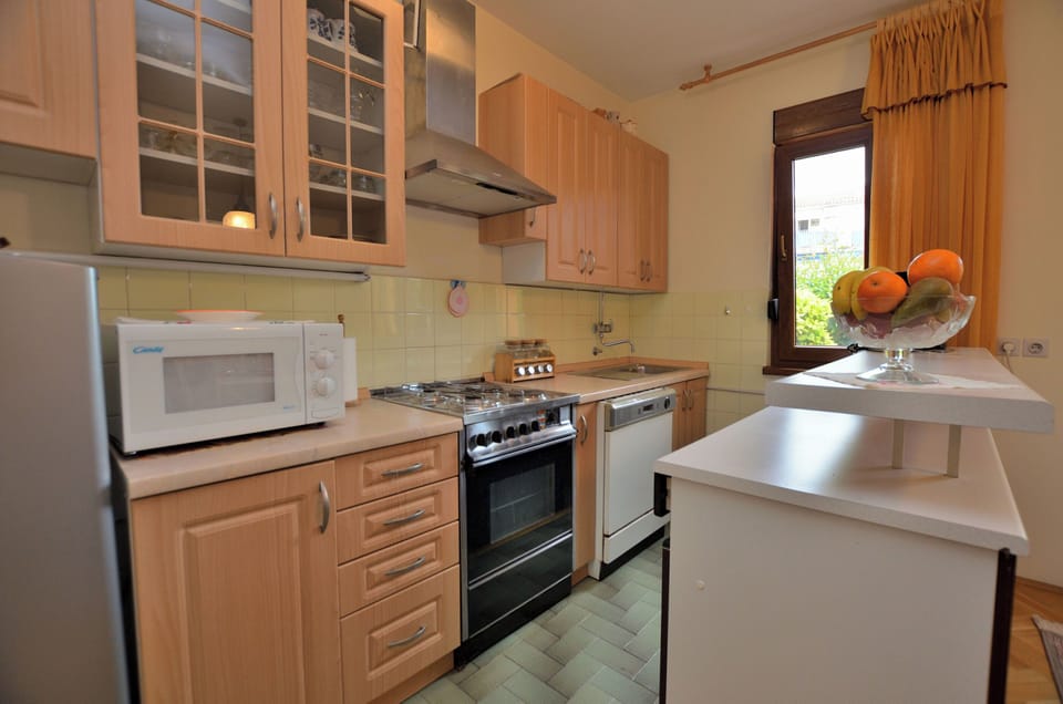 Apartment (A1) | Private kitchen | Fridge, oven, stovetop, dishwasher
