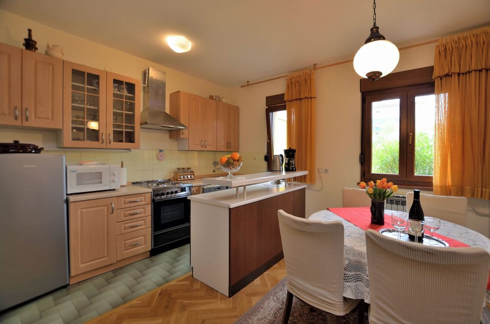 Apartment (A1) | Private kitchen | Fridge, oven, stovetop, dishwasher