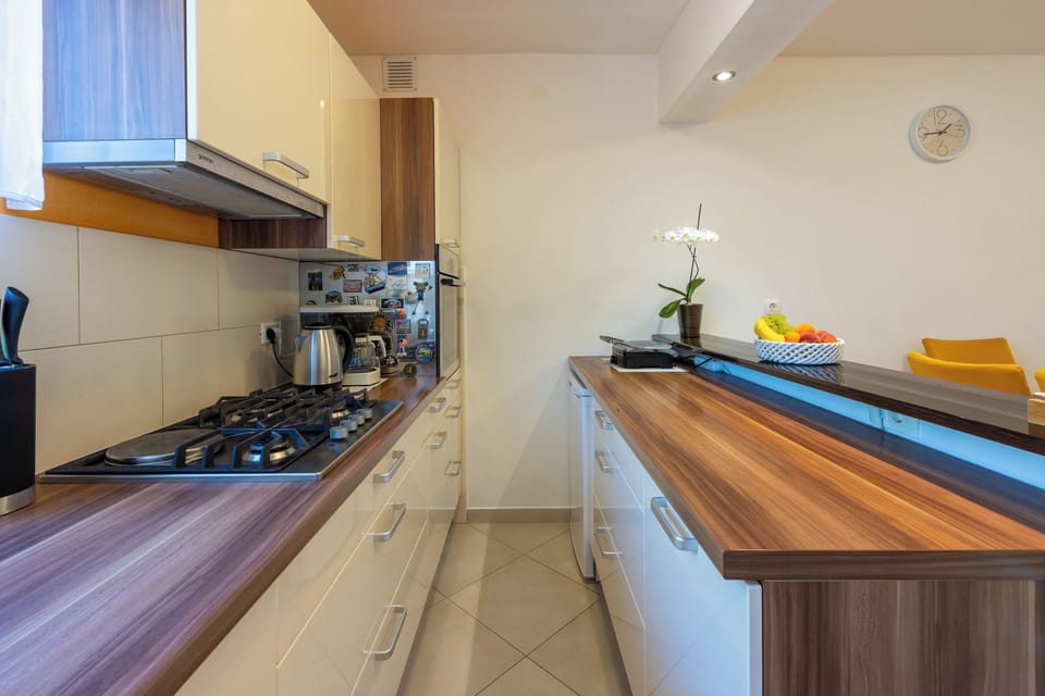 House | Private kitchen | Fridge, microwave, oven, stovetop