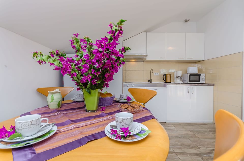 Apartment (A1) | Dining
