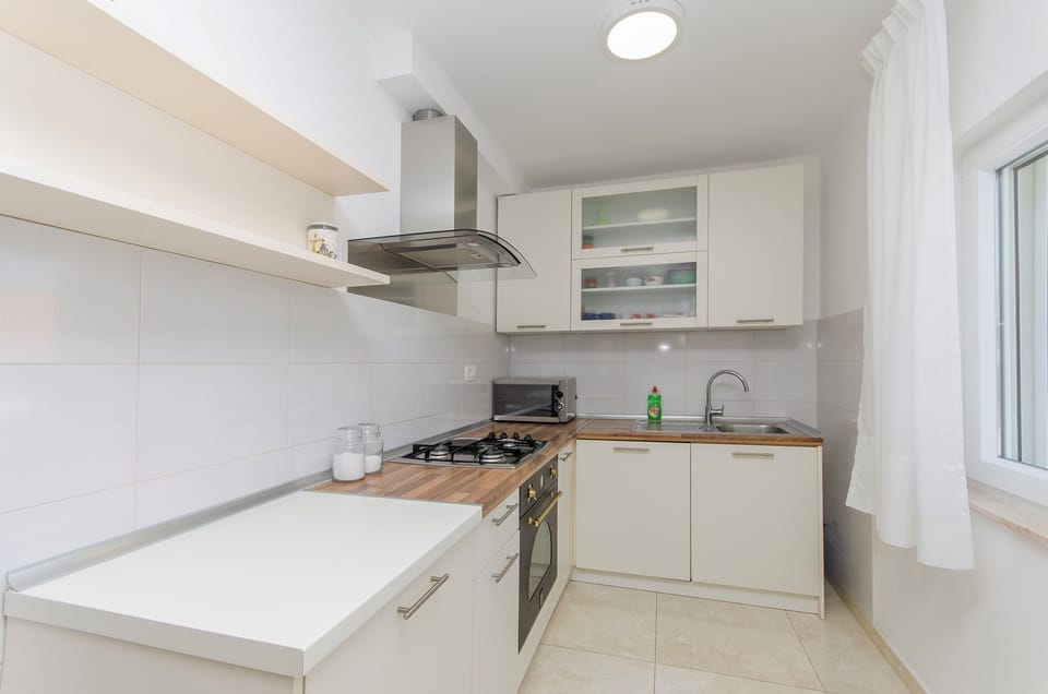 Apartment (A1) | Private kitchen | Fridge, microwave, oven, stovetop