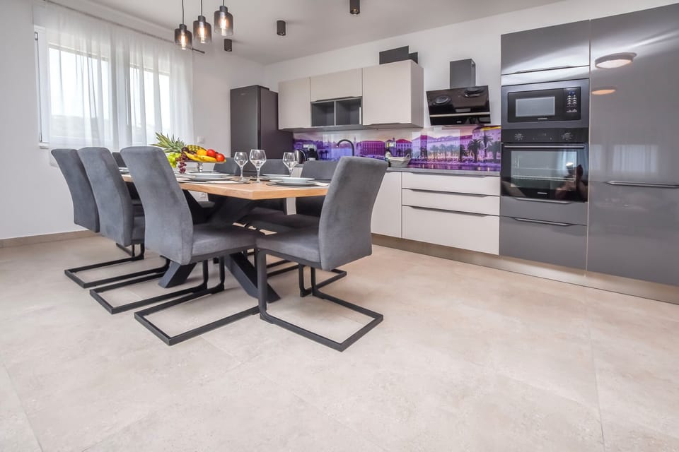 Apartment (A1) | Private kitchen | Fridge, microwave, oven, stovetop