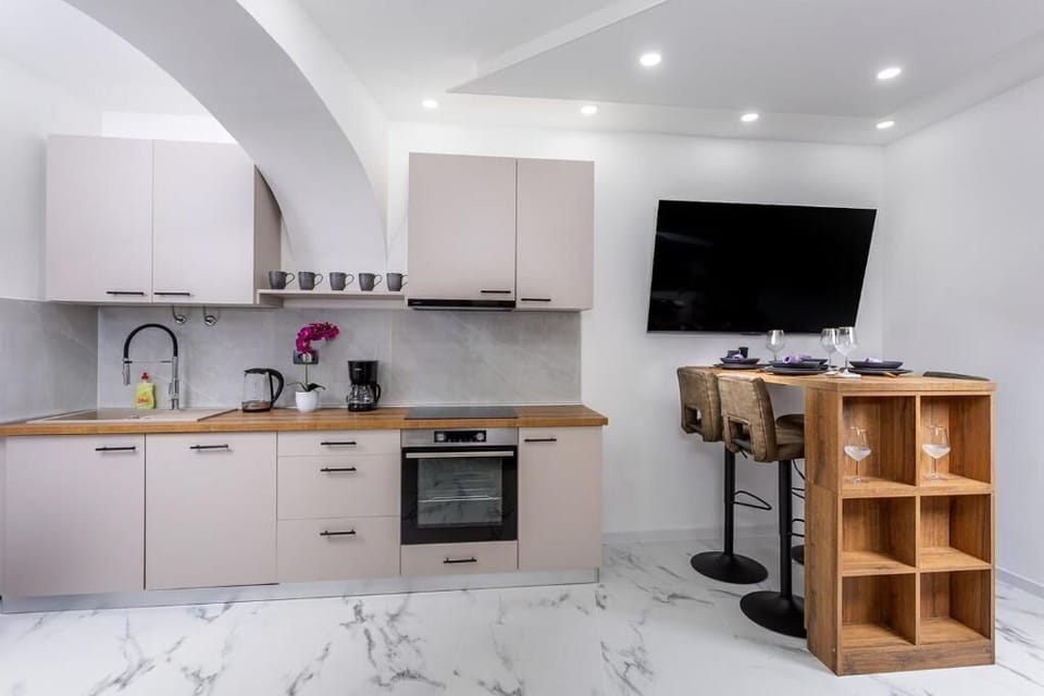 House | Private kitchen | Fridge, microwave, oven, stovetop