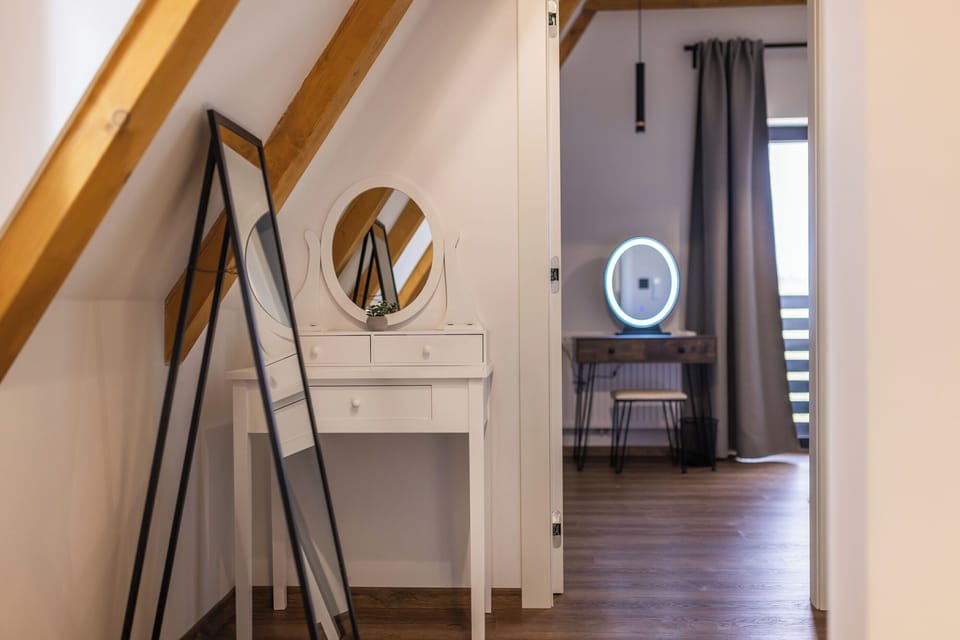 House | Cribs (free), WiFi (free)
