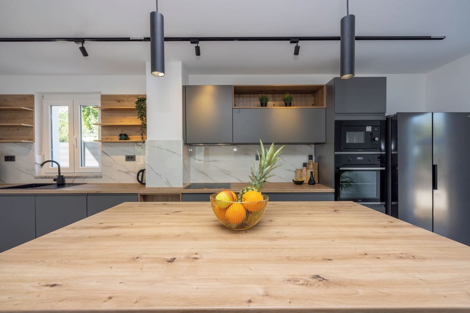 House | Private kitchen | Fridge, microwave, oven, stovetop