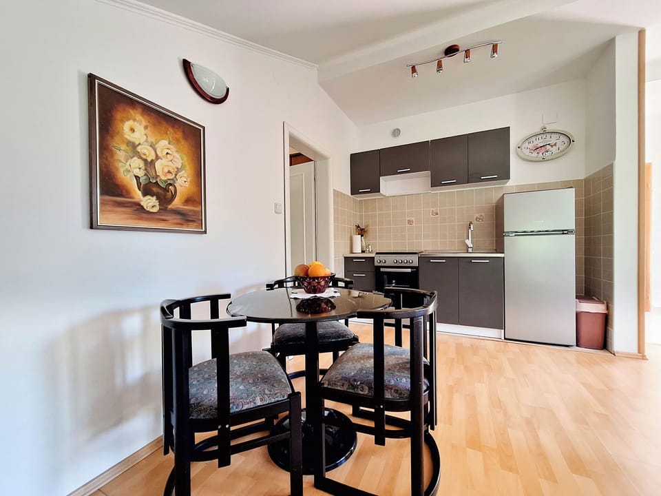 Apartment (A1) | Private kitchen | Fridge, oven, stovetop, espresso maker