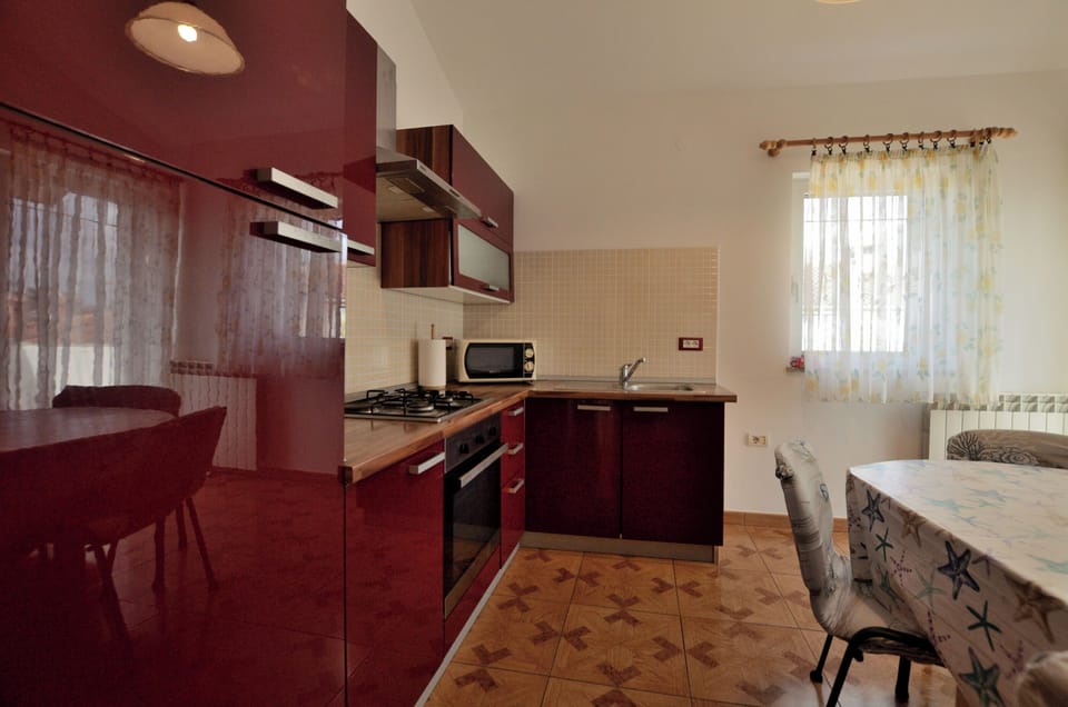 Apartment (A1) | Private kitchen | Fridge, microwave, oven, stovetop