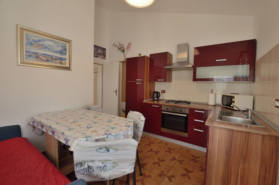 Apartment (A1) | Private kitchen | Fridge, microwave, oven, stovetop