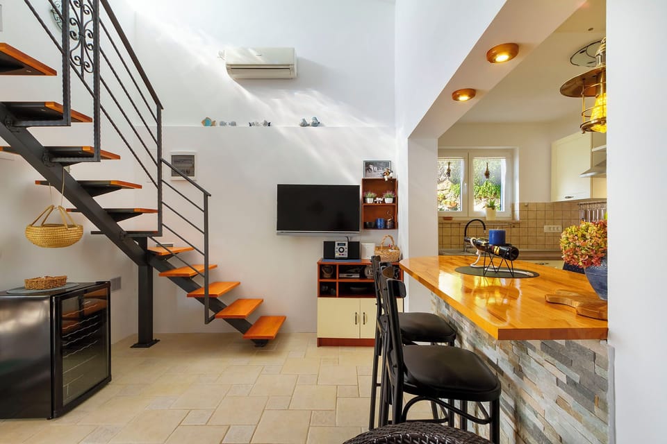 Studio (A1) | Private kitchen | Espresso maker, fridge, oven, stovetop