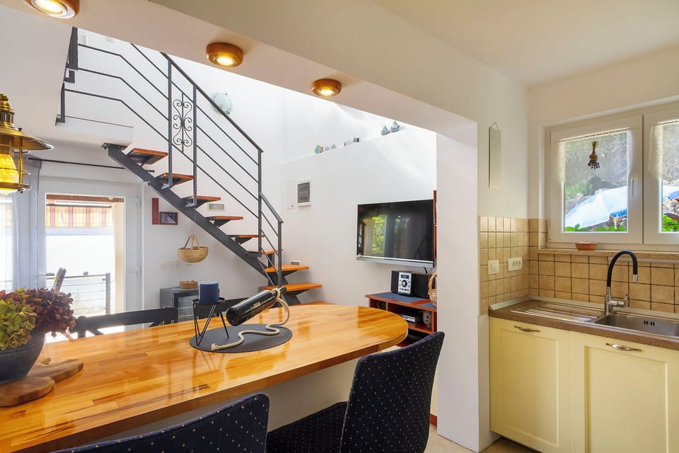 Studio (A1) | Dining