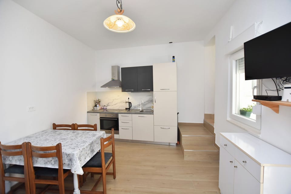 Apartment (A1) | Private kitchen | Fridge, oven, stovetop, electric kettle