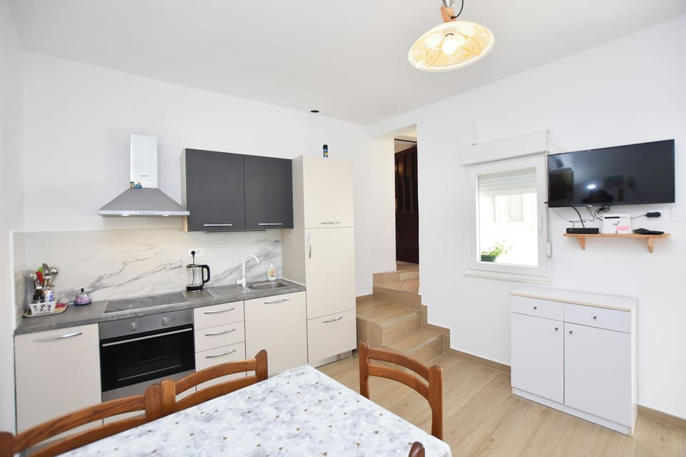 Apartment (A1) | Private kitchen | Fridge, oven, stovetop, electric kettle