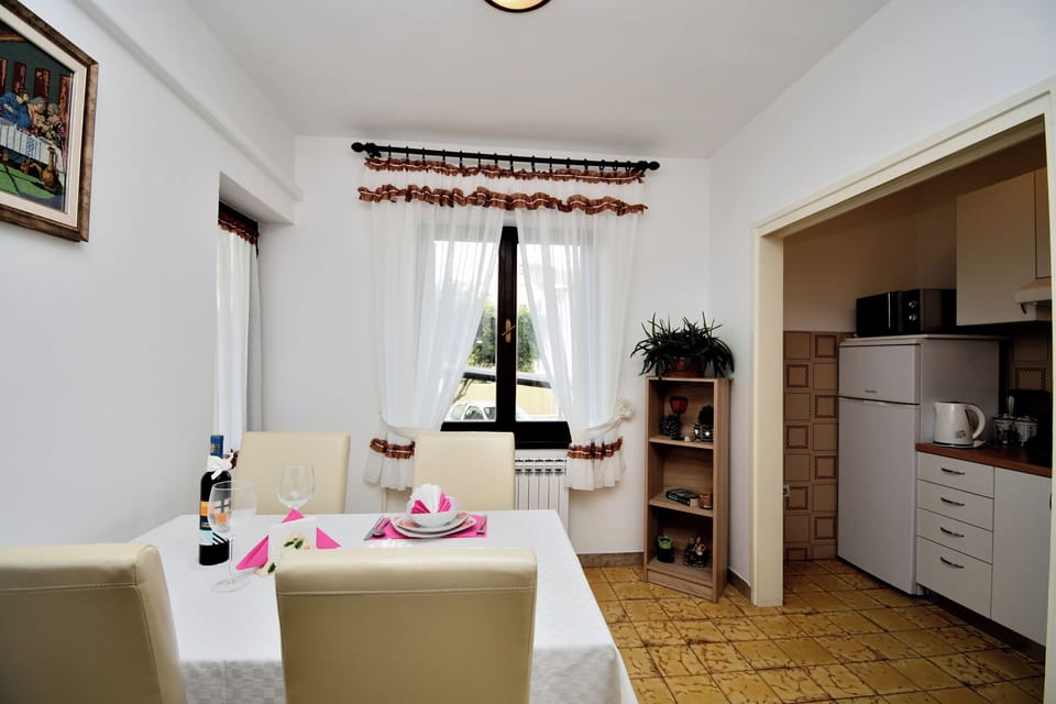 Apartment (A1) | Dining