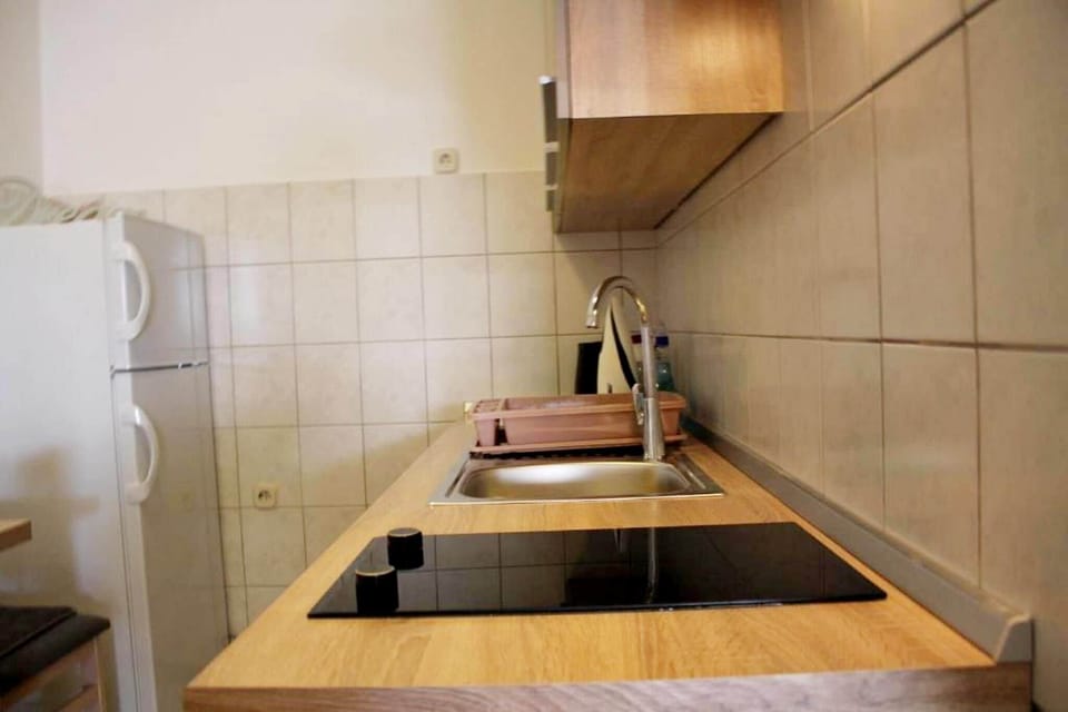 Studio (A1) | Private kitchen | Fridge, oven, stovetop, electric kettle
