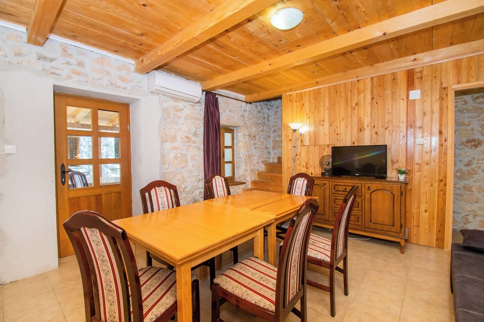 House | Private kitchen | Fridge, microwave, oven, stovetop