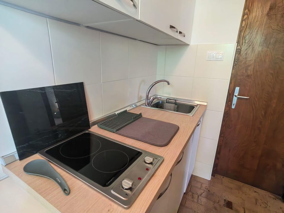 Studio (A1) | Private kitchen | Fridge, stovetop, espresso maker, electric kettle