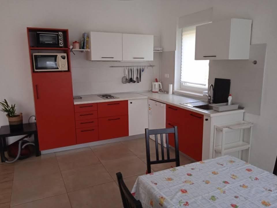 House | Private kitchen | Fridge, microwave, oven, stovetop