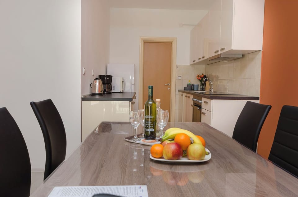 Apartment (A1) | Private kitchen | Fridge, microwave, oven, stovetop