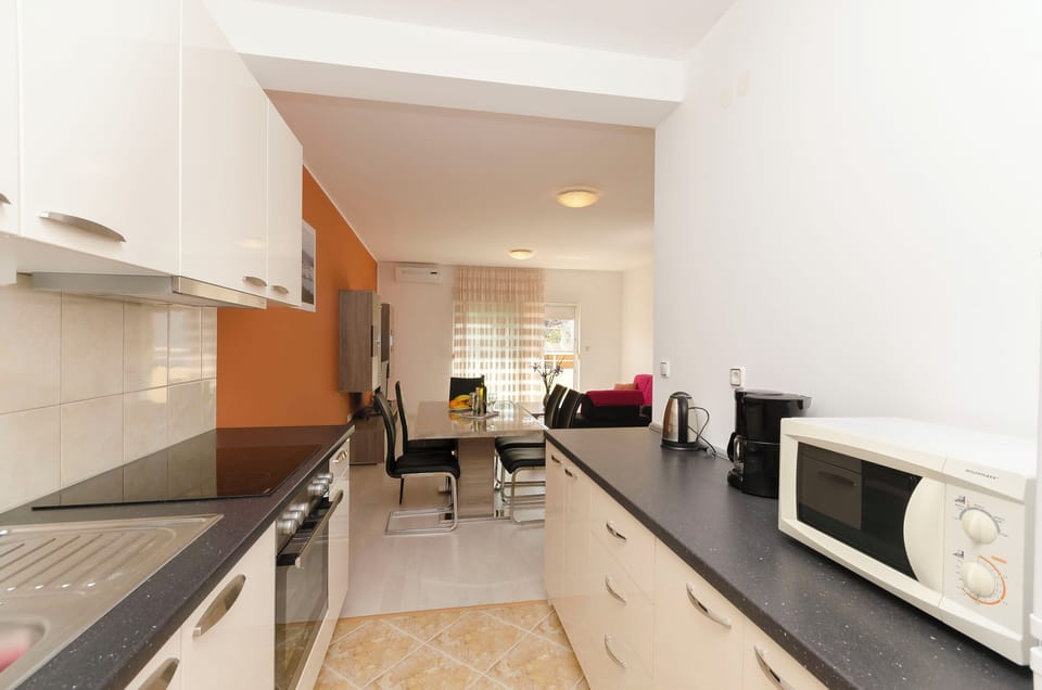 Apartment (A1) | Private kitchen | Fridge, microwave, oven, stovetop