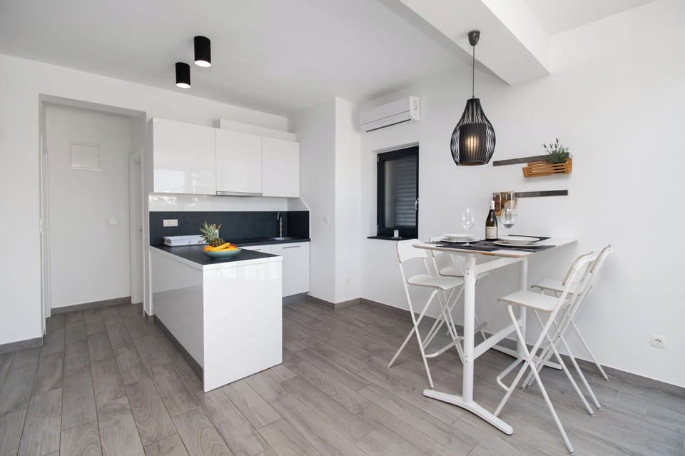 Apartment (A2) | Private kitchen | Fridge, stovetop, cookware/dishes/utensils
