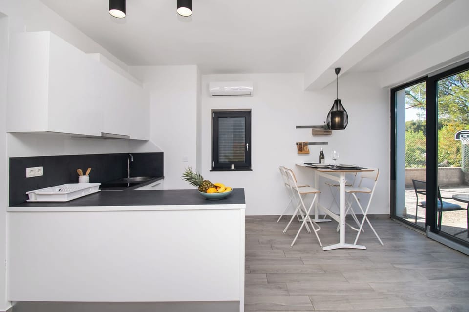 Apartment (A2) | Private kitchen | Fridge, stovetop, cookware/dishes/utensils