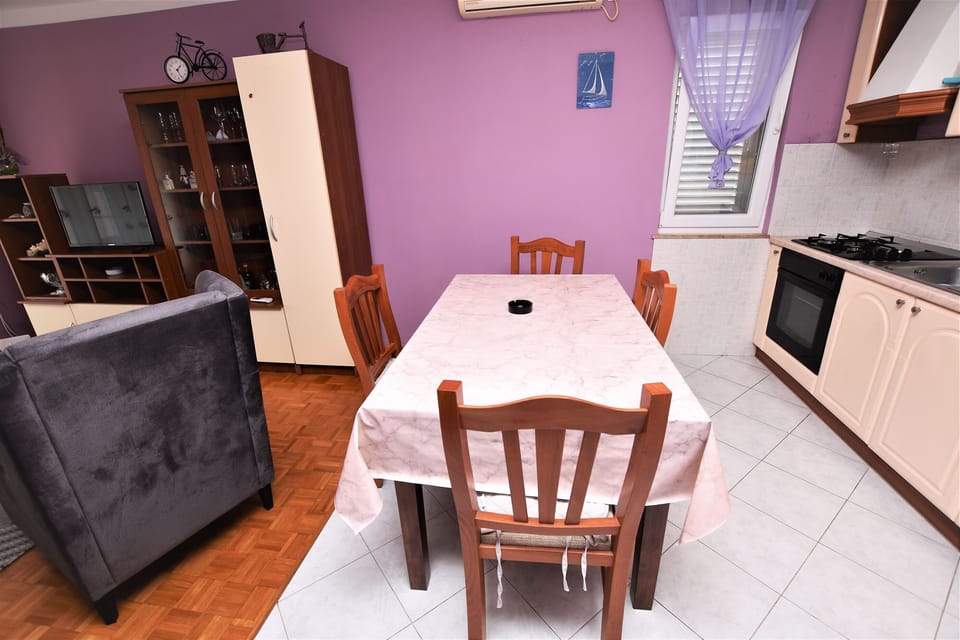 Apartment (A1) | Private kitchen | Fridge, oven, stovetop, electric kettle