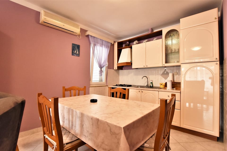 Apartment (A1) | Private kitchen | Fridge, oven, stovetop, electric kettle