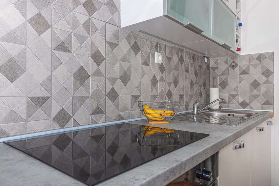 Apartment (A1) | Private kitchen | Fridge, microwave, oven, stovetop