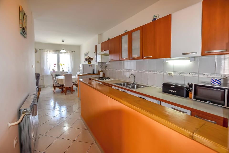 Apartment (A1) | Private kitchen | Fridge, microwave, oven, stovetop