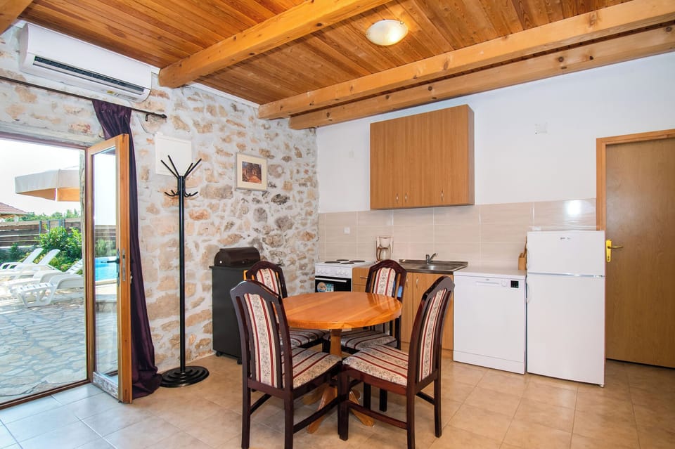 House | Private kitchen | Fridge, oven, stovetop, dishwasher