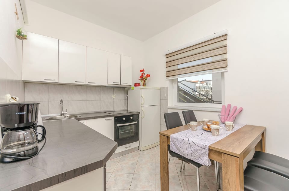 Apartment (A1) | Private kitchen | Fridge, oven, stovetop, espresso maker