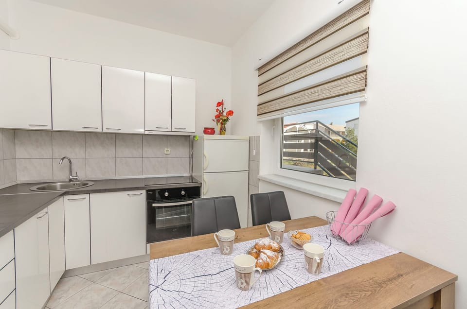 Apartment (A1) | Private kitchen | Fridge, oven, stovetop, espresso maker